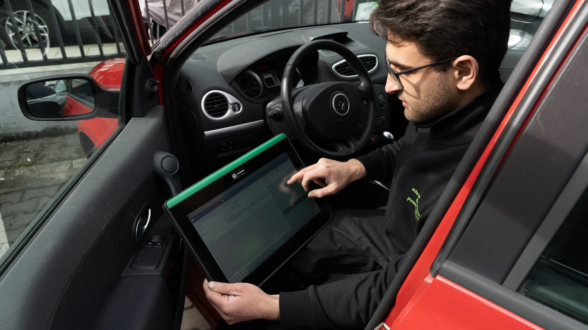 Fahrzeugdiagnose mit OBD-Tablet in der KFZ-Werkstatt München-Schwabing