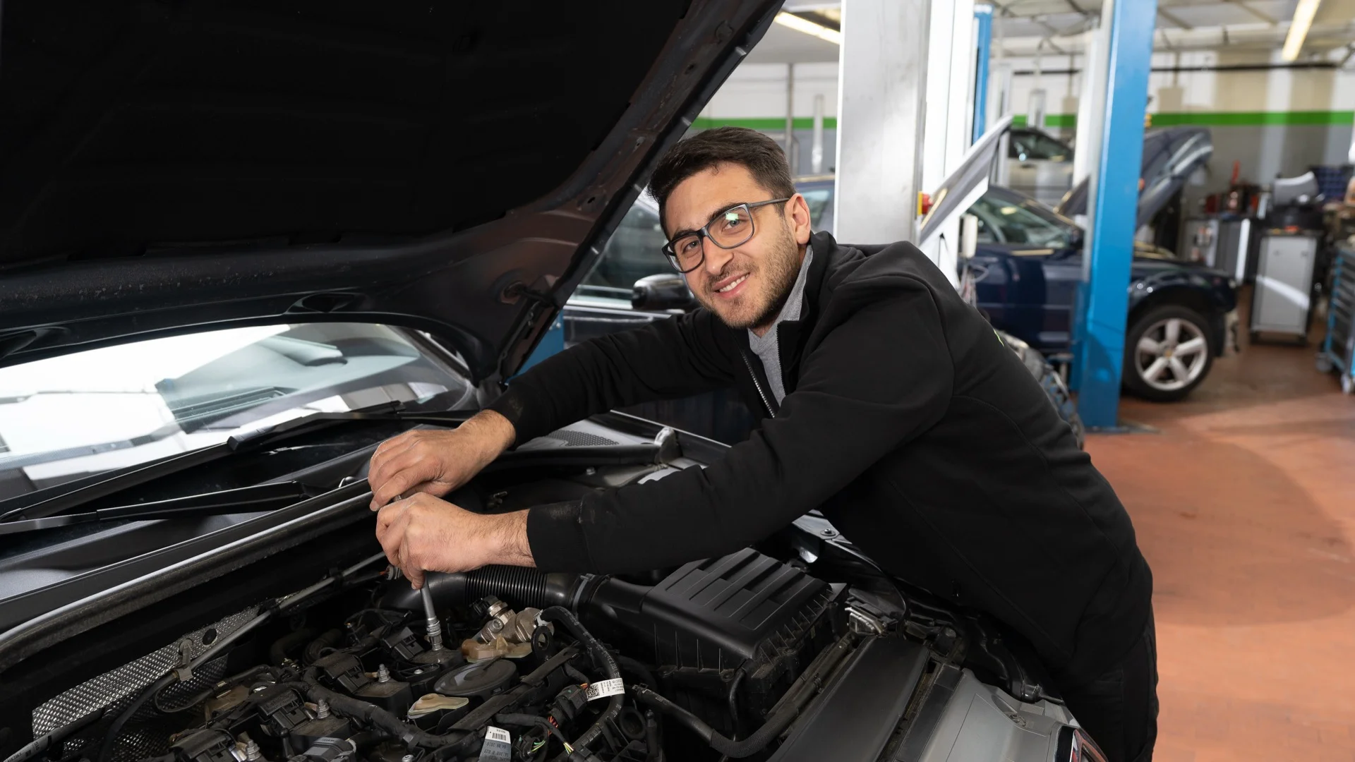 KFZ-Meister Demetrio Provenzano bei der Motorinspektion, KFZ Meisterbetrieb Schwabing