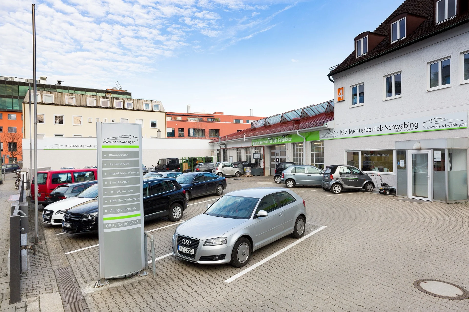 Außenansicht KFZ Meisterbetrieb Schwabing mit Parkplatz, Knollerstraße München