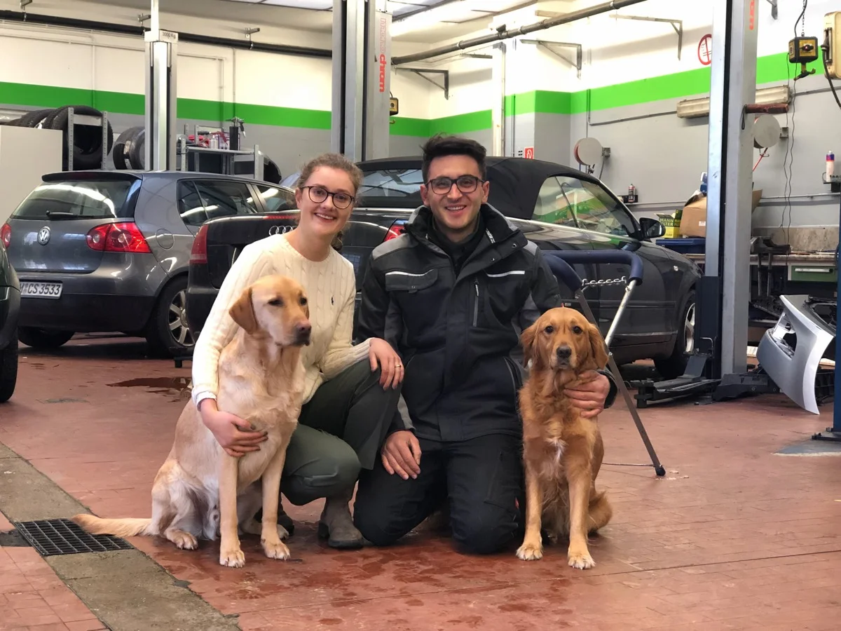 Team KFZ Meisterbetrieb Schwabing mit Hunden