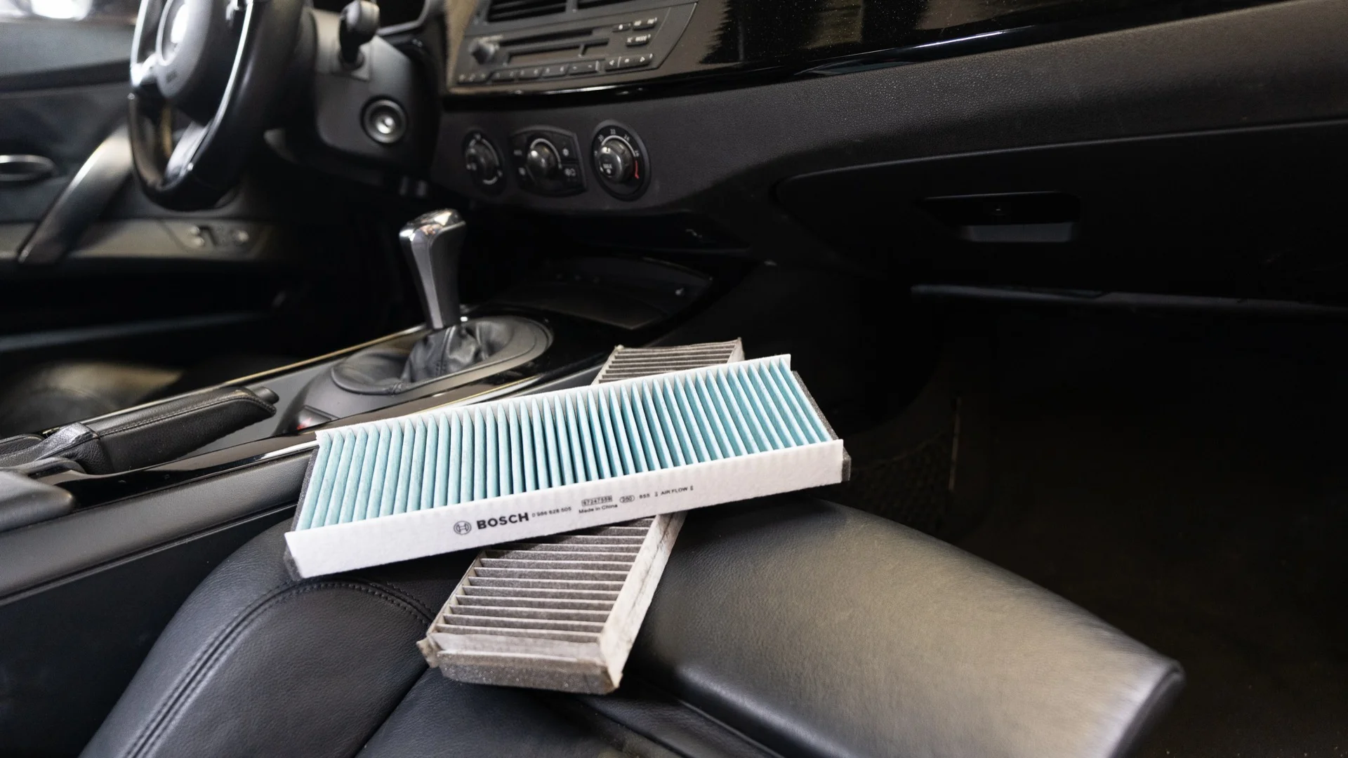 Innenraumfilter-Wechsel: neuer Bosch-Pollenfilter neben altem Filter, KFZ Schwabing